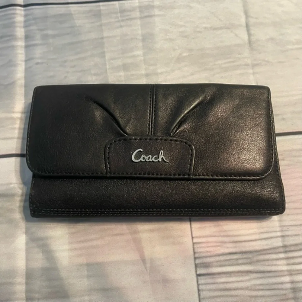 Coach Black Leather Essentials Poppy Trifold Wallet EUC​ - Picture 2 of 10